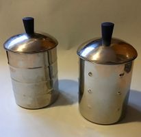Zwei metallene Vorratsdosen
