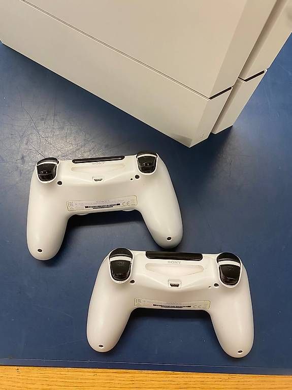 Sony Console: Play Station 4 weiss neuwertig inkl. 2 Controller – Usato da Schaffhausen venduto da Galleria13_Brocki_SH 2