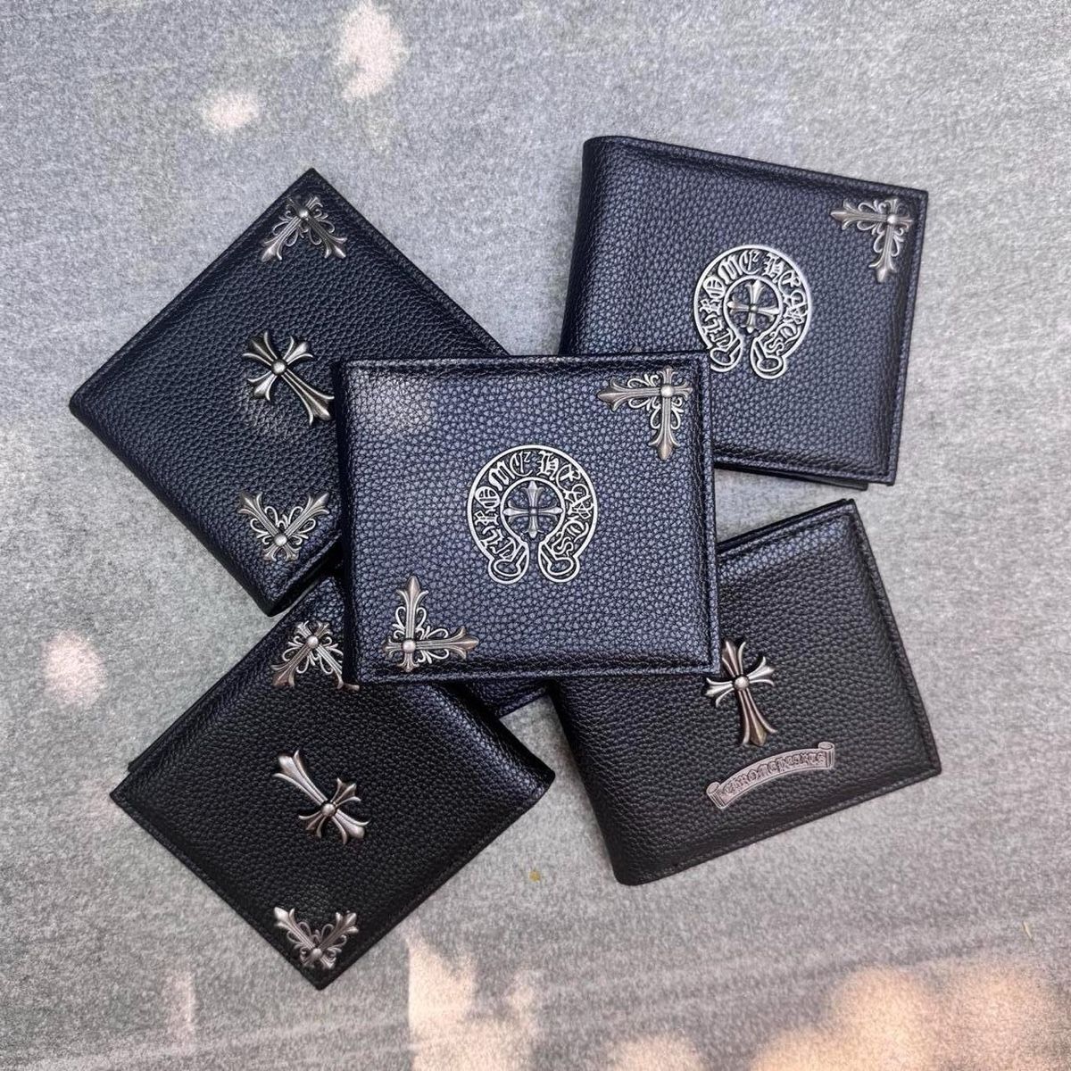 Chrome Hearts Portafogli: Gothic Cross Leather Wallet - Black with silver cross  – Nuovo e nell'imballaggio originale da Caviano venduto da reselleo21