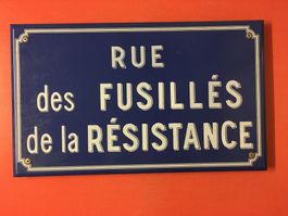 Emailschild RUE des FUSILLÉS de la RÉSISTANCE.