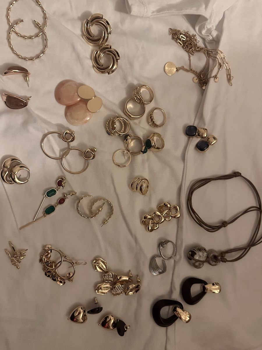 Colliers: Kiste mit Modeschmuck – D'occasion à Triengen par Meetmeatthebodega