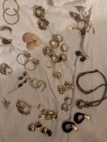 Kiste mit Modeschmuck