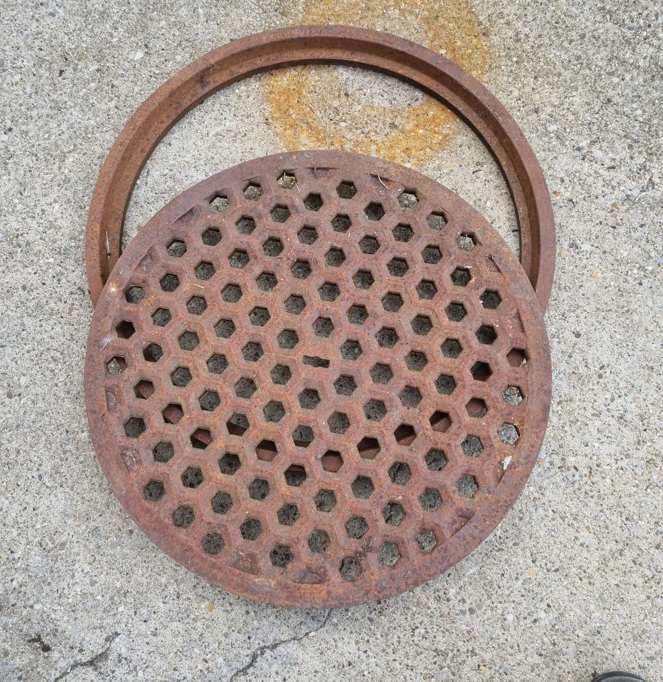 Sonstige Baumaterialien: Guss-Schachtdeckel – Gebraucht aus Weiningen TG von eaglewing2013
