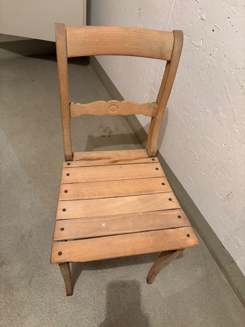 Chaises: Alter Holzstuhl gebraucht – D'occasion à Wallisellen par uer_kx77