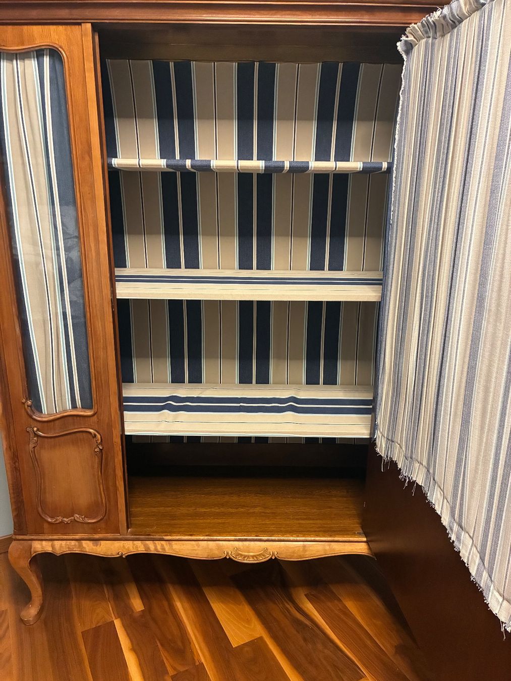 Armadi: Vintage Schrank/ Vitrine / Kleiderschrank – Usato da Au ZH venduto da Daiga 3