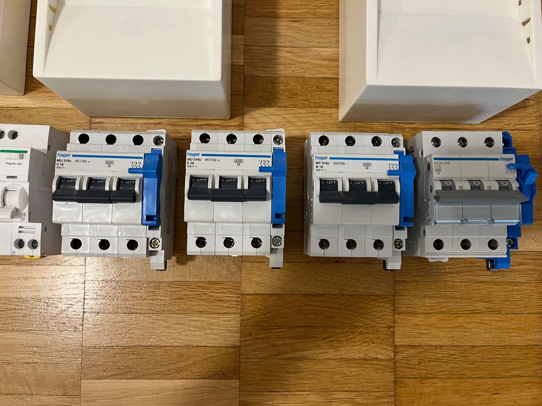 Hager Alimentazione elettrica: Sicherung, FI, LS, Hager, Legrand, Elektromaterial – Usato da bern venduto da sanducci 2