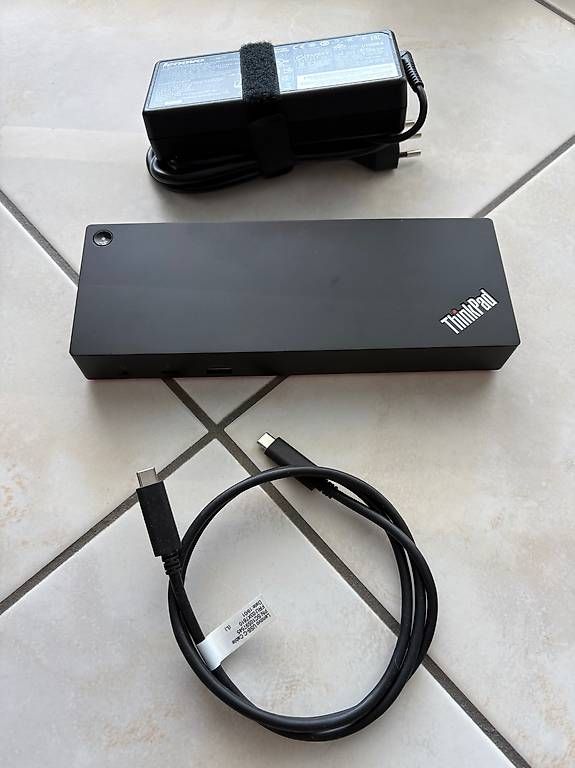 Lenovo Docking station: Lenovo ThinkPad Thunderbolt 3 Dock – Usato da Männedorf venduto da Jadawana