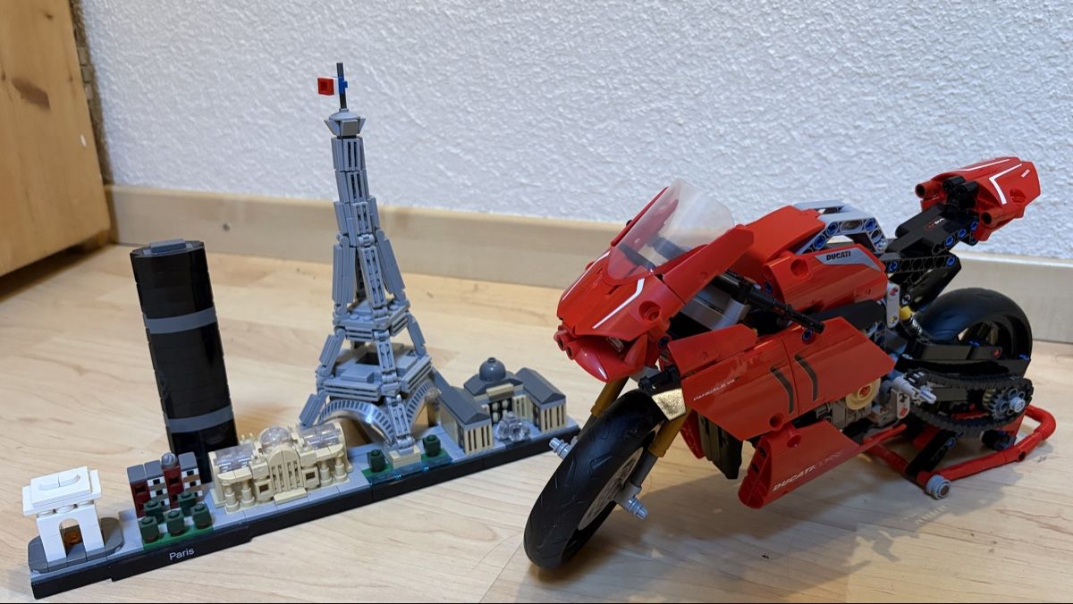 Lego Giocattoli: LEGO Technic Ducati Panigale V4 R + LEGO Architecture Paris – Usato da Uster venduto da svm_s68c
