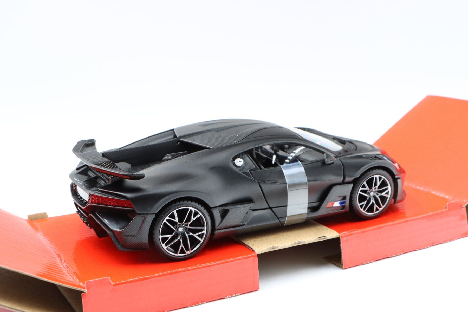 Bugatti Modellini d'auto: Bugatti Divo 2018 1:24 Maisto – Nuovo e nell'imballaggio originale da Bühl b.Aarberg venduto da modelldiecast 6