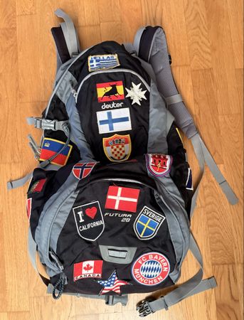 Deuter Rucksack 28 Liter mit Flaggen Bayern München Nationen