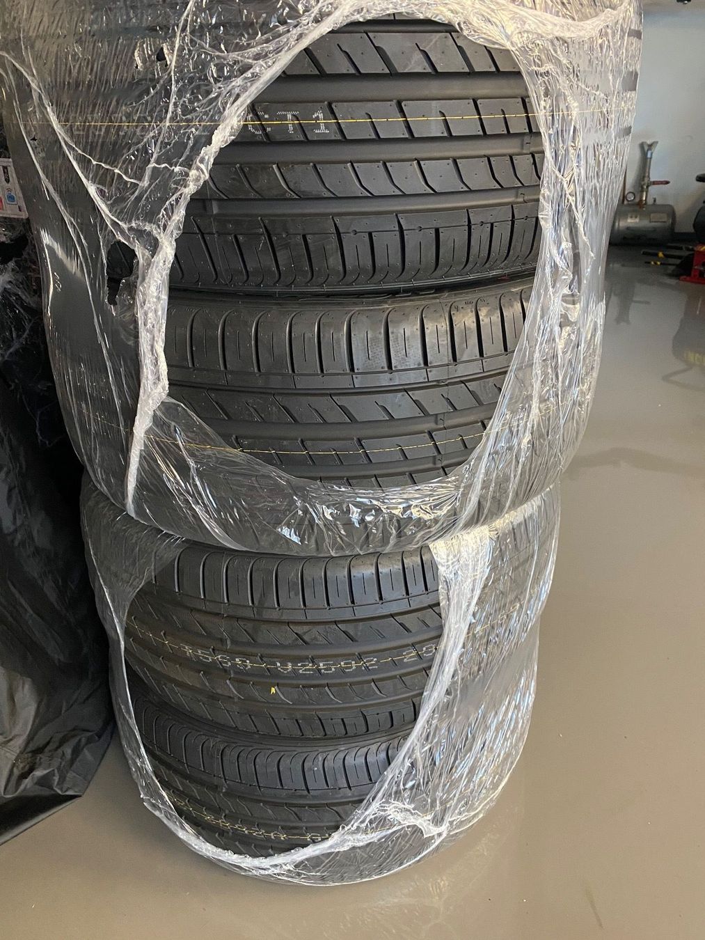 Pneumatici & Ruote complete: 4 Sommerreifen  255 40 18 – Nuovo e nell'imballaggio originale da Walchwil venduto da fmh95 3