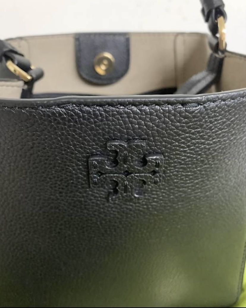Tory Burch Sacs femmes: Original TORY BURCH Beuteltasche "Small McGraw" Schwarz – D'occasion à Ellikon an der Thur par Bali1999 1