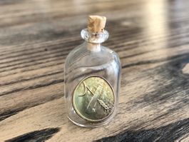 Vintage Glücksbringer Mini Flasche mit 1 Rappen 1970