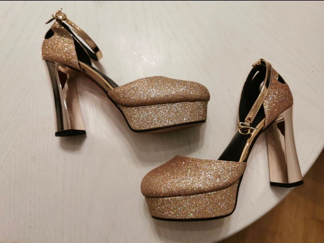 Scarpe da donna: Plateau pumps gr.4O – Usato da Schöfflisdorf venduto da Bling_it_on