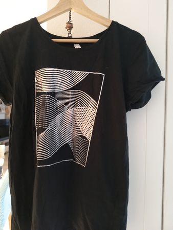 Cooles schwarzes T-Shirt mit Muster, Grösse M, Top Zustand