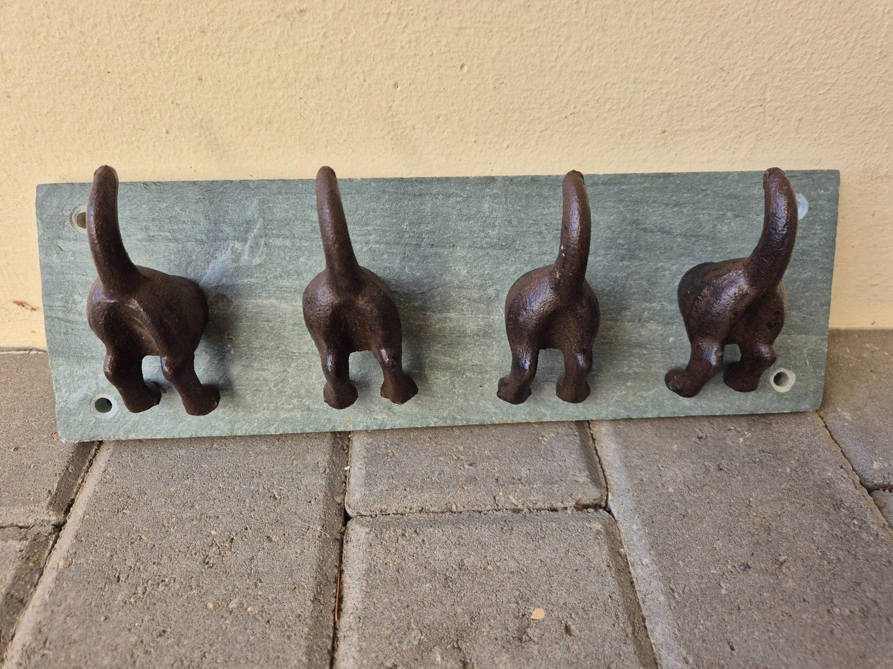 Garderobe: Garderobe / Hacken, massiv, "Hübsche Hunde- /Katzen hintern" – Neu (gemäss Beschreibung) aus Uitikon Waldegg von AnjS27