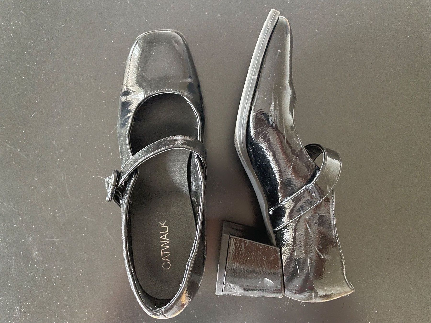 Scarpe da donna: Schwarze Schuhe mit Absatz – Usato da Basel venduto da schnudibu