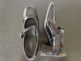 Schwarze Schuhe mit Absatz