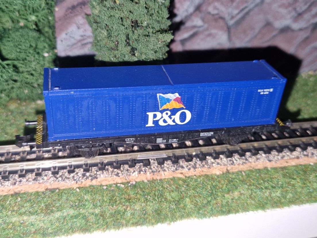 Fleischmann Modellini di ferrovie: Fleischmann Spur N 2achs. Flachwagen Container "P&O" – Usato da Unterengstringen venduto da b.kaiser81 1