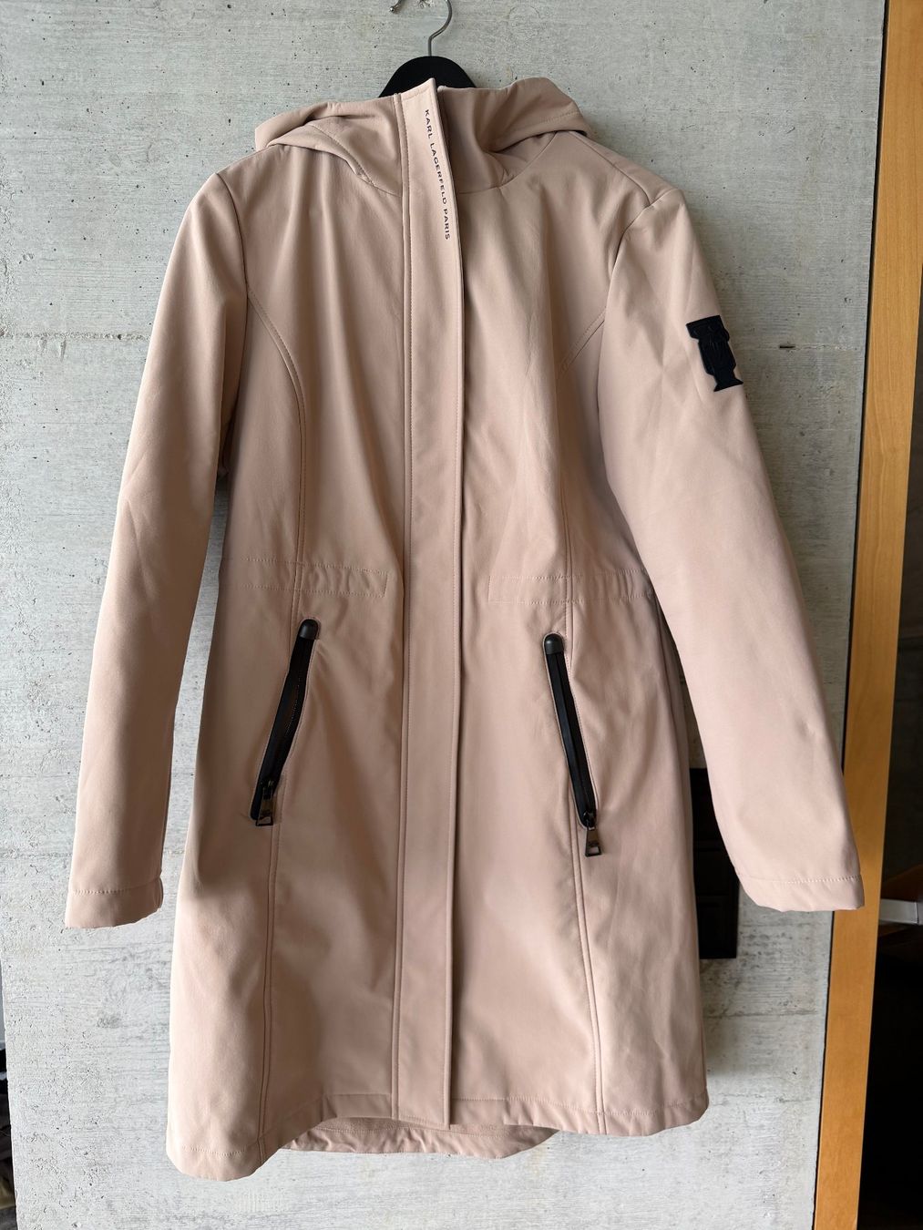 Karl Lagerfeld Cappotti: Karl Lagerfeld Paris - Softshell-Parka mit Kapuze – Usato da St-George venduto da alaixee