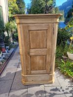 Kleiner antiker Tannenschrank