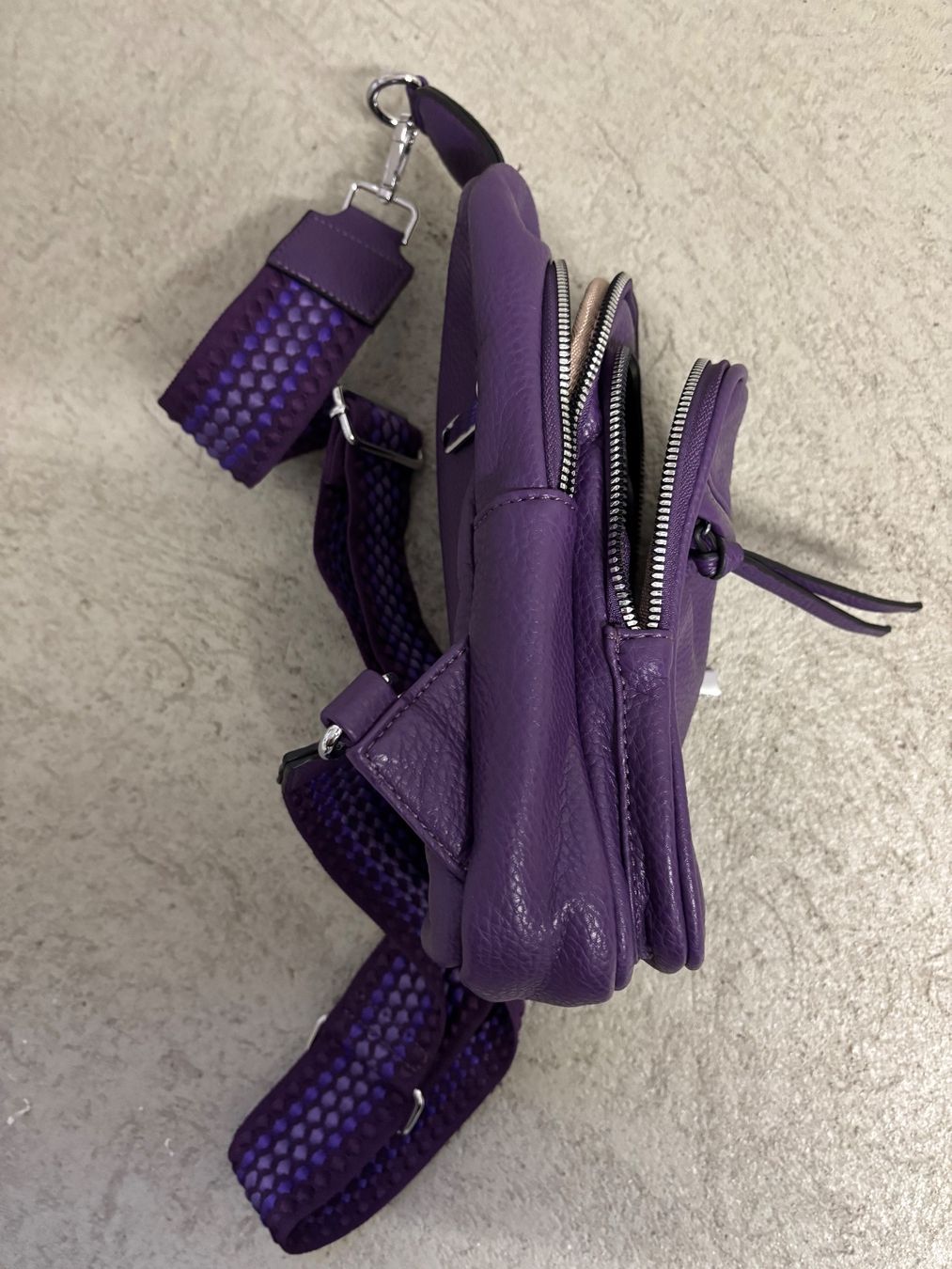 Taschen für Damen: Stylische Schultertasche in Violett – Gebraucht aus Sonterswil von VD-Service 4