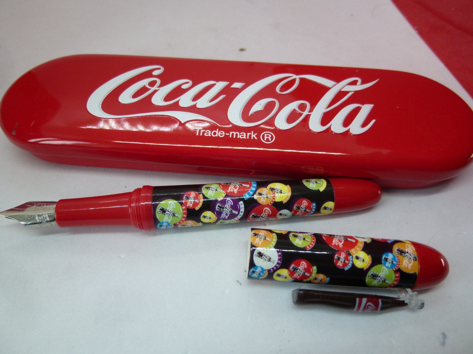 Coca-Cola Tutte le decorazioni: Coca-Cola - Füllfeder mit Blechdose - speziell – Usato da Reiden venduto da Aston2