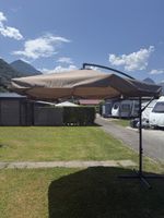 Sonnenschirm Hängeschirm braun mit Schutzhülle