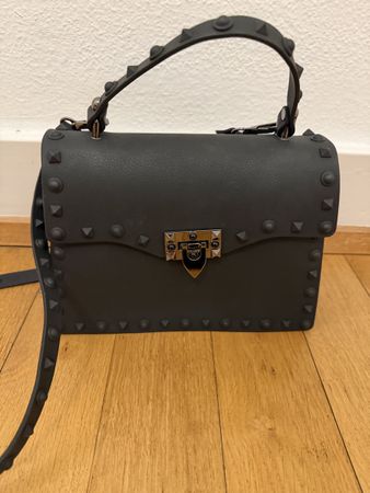Handtasche schwarz mit Nieten und Trageriemen 