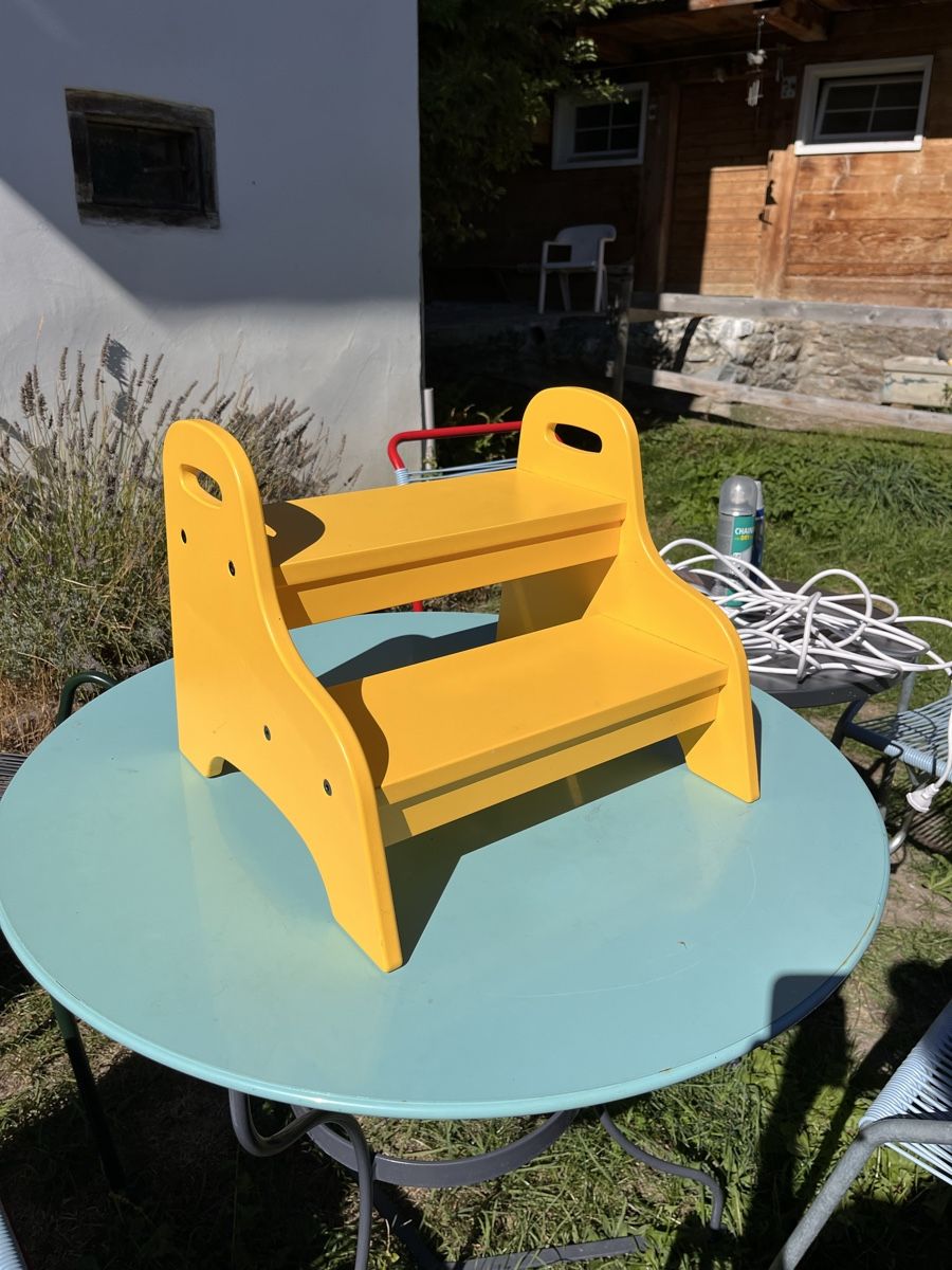 Escaliers: Gelbes Ikea Treppchen – D'occasion à Cumbel par Langwiesler8