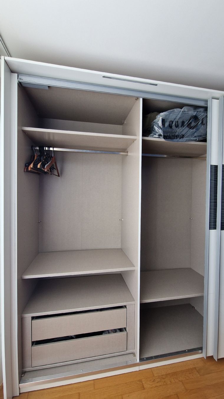 Armoires: Moderner Schwebetürenschrank weiss (bis 31.07. verfügbar) – D'occasion à Sisseln AG par Andreas.Wa 2