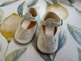 Puppenschuhe Glorex, weiss, Löchli, Schnalle, 7.5 cm
