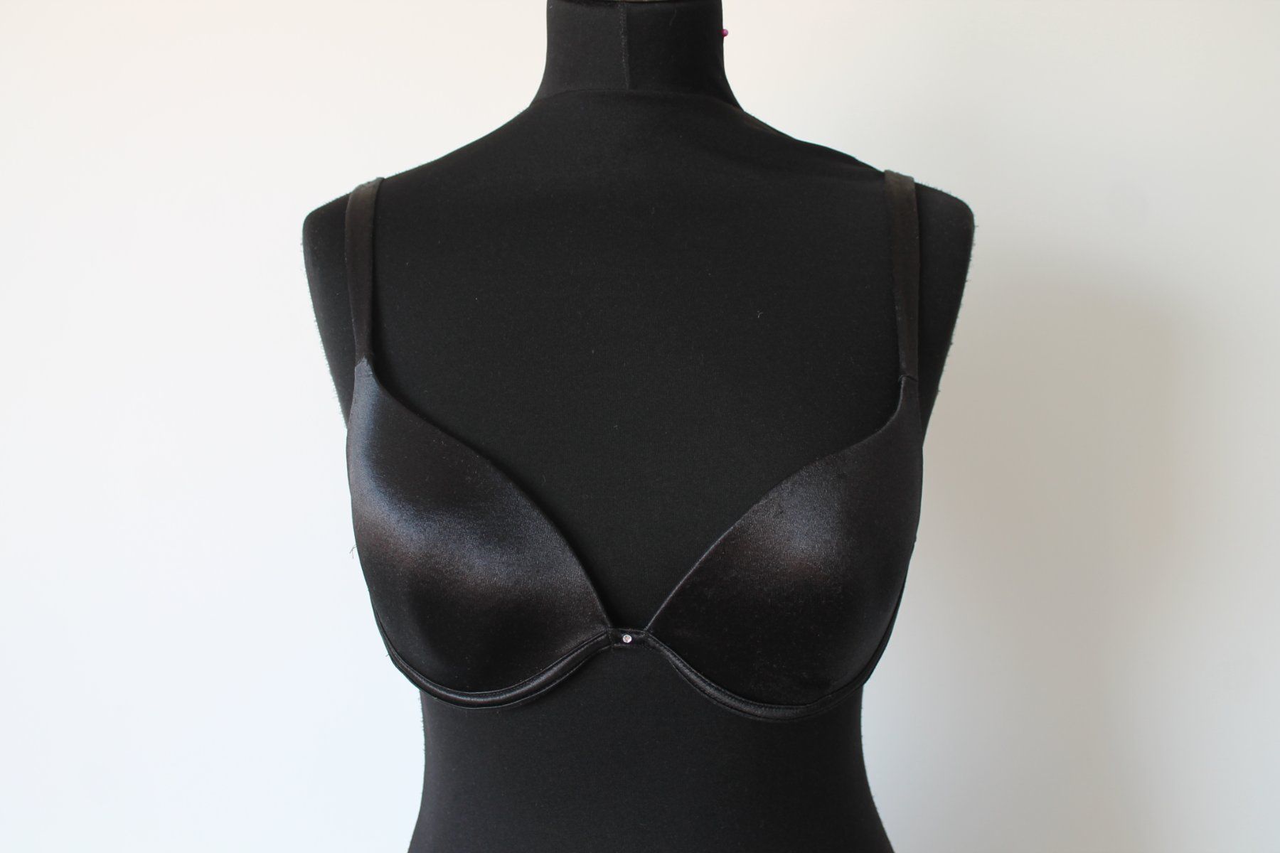 Altra biancheria intima: Soutien-gorge noir satiné 75B – Usato da Chez-le-Bart venduto da jasse