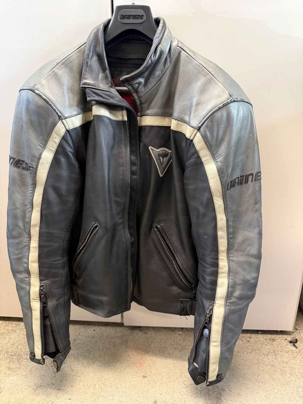 Dainese Jacken: Dainese Motorrad Leder Jacke – Gebraucht aus Richterswil von Furia07