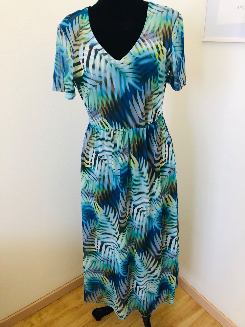 Vestiti: Sommerliches Maxikleid mit Palmenmuster, Grösse 36 – Nuovo (secondo la descrizione) da Arlesheim venduto da leyRum4.5