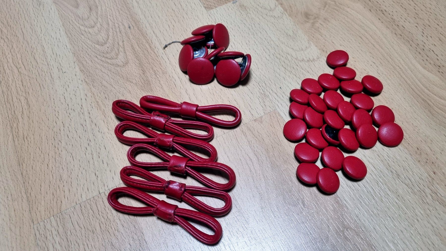 Bottoni: Set rote Knöpfe mit Riegel – Usato da Effretikon venduto da lenalisa63 2