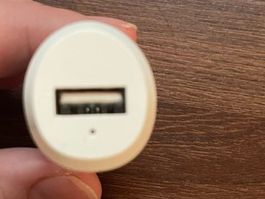 Weisses USB Ladegerät für Auto