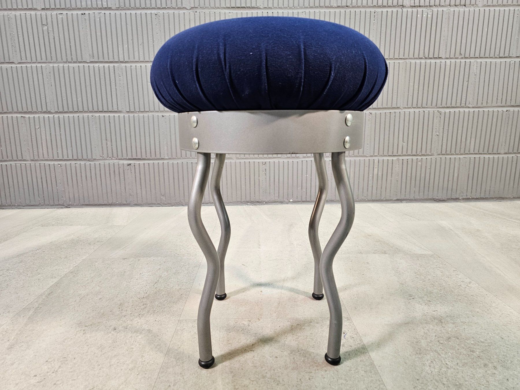 Ikea Sgabelli: 1995 IKEA Uri Stool by Per Ivar Ledang, Postmoderner Hocker – Usato da Nottwil venduto da Wondewa-Shop 3