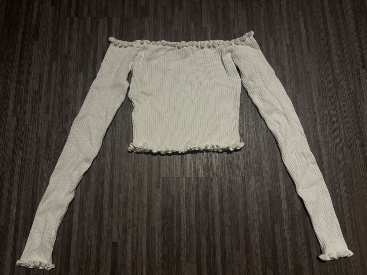 Camicette, T-shirt & Top: Weisses Off-Shoulder Top mit langen Ärmeln – Nuovo (secondo la descrizione) da Sumiswald venduto da fid_v269