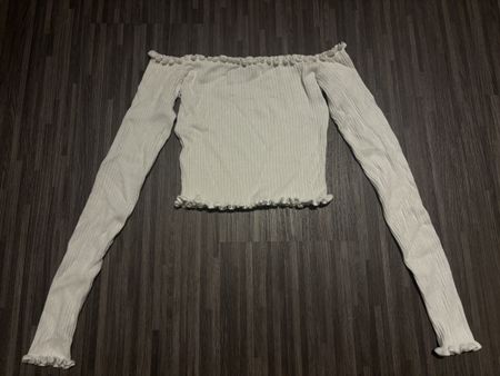 Weisses Off-Shoulder Top mit langen Ärmeln