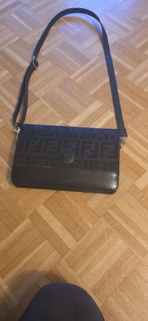 Schwarze Fendi Umhängetasche mit FF Muster, Top Zustand!