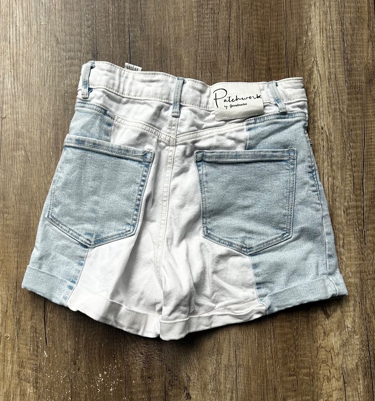 Stradivarius Jeans: Weiss / Blaue Patchwork Jeans-Shorts Stradivarius Grösse 36 – Usato da Basel venduto da likeitbuyit 1