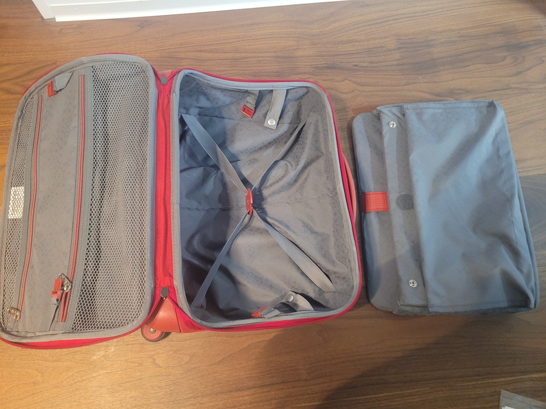 Altro in Aeronautica: Samsonite Businesstrolley rot Damen incl. Kleiderbereich – Usato da Bolligen venduto da sweet_volcano 4