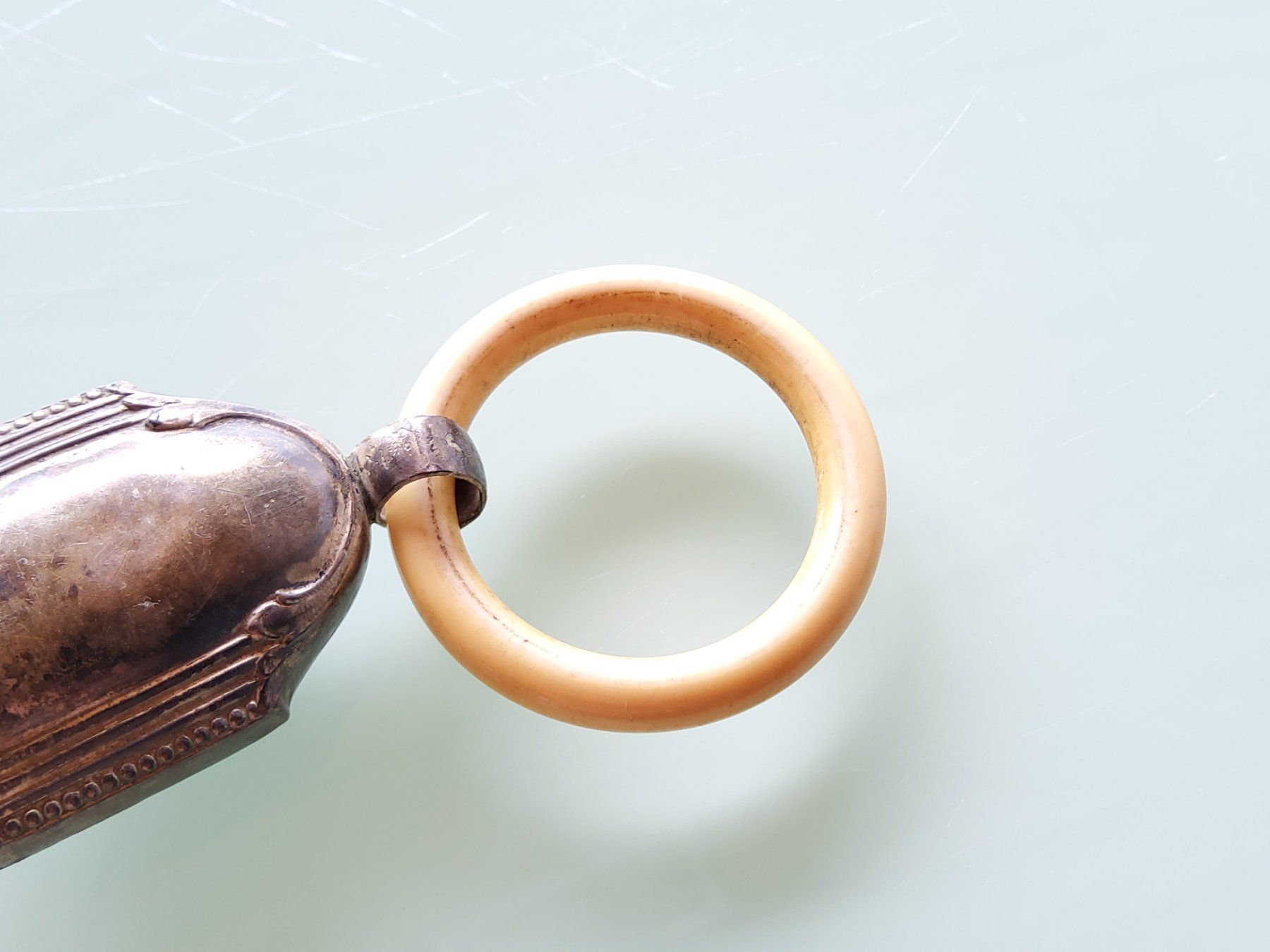 Spielzeuge: Ancien hochet de bébé gravé  – Gebraucht aus Malleray von Broc-Mo 5