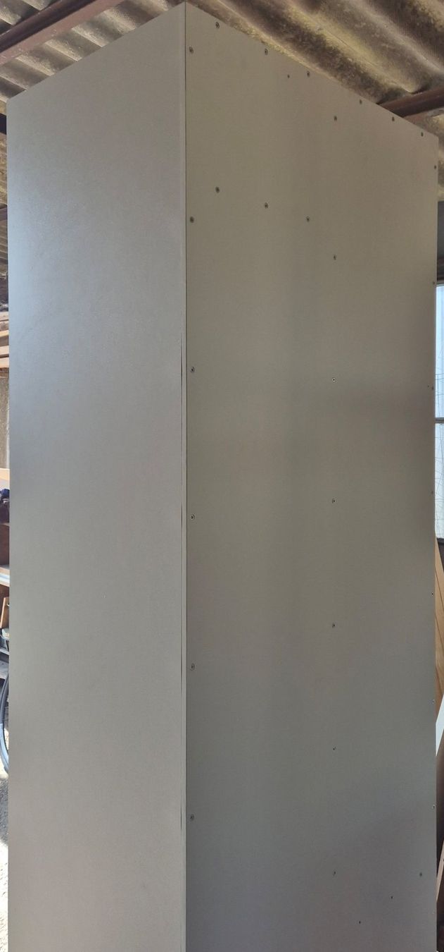 Guardaroba: Weisse Garderobe in schlichtem Design – Usato da Winterthur venduto da Teletoby 2