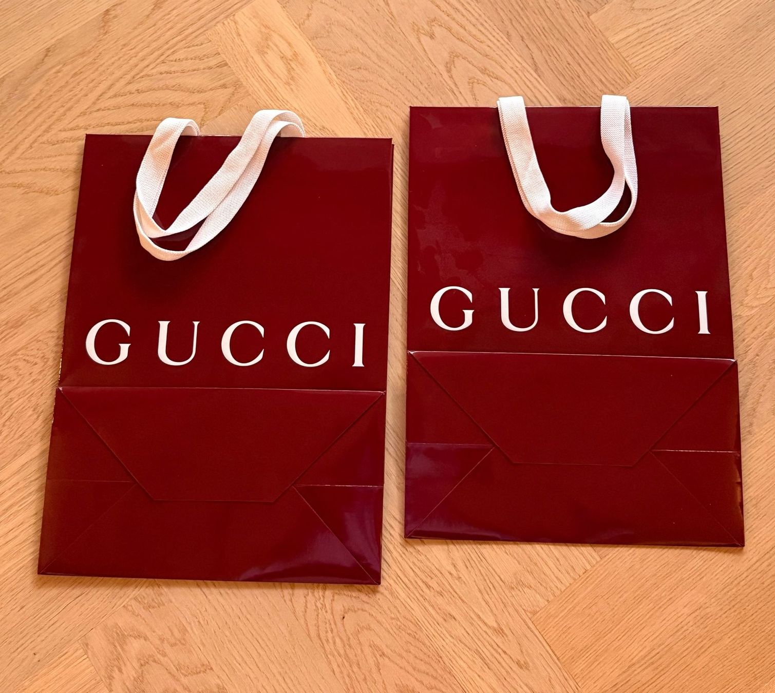 Gucci Borse: GUCCI - 2 Papiertaschen, eine riesige Stofftasche mit Logo – Nuovo e nell'imballaggio originale da St. Gallen venduto da aracne 1