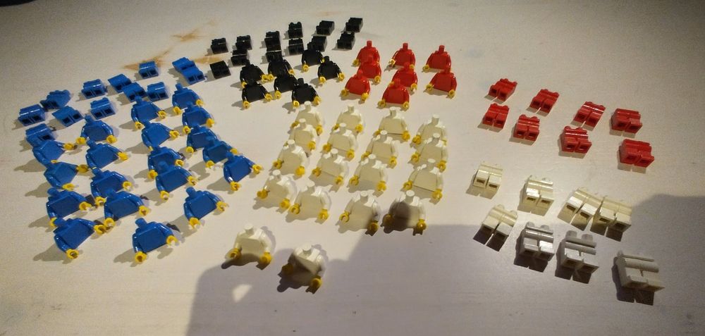 Lego-Let: 52 neutrale Oberkörper & 30 neutrale Beine (Gebraucht) in ...