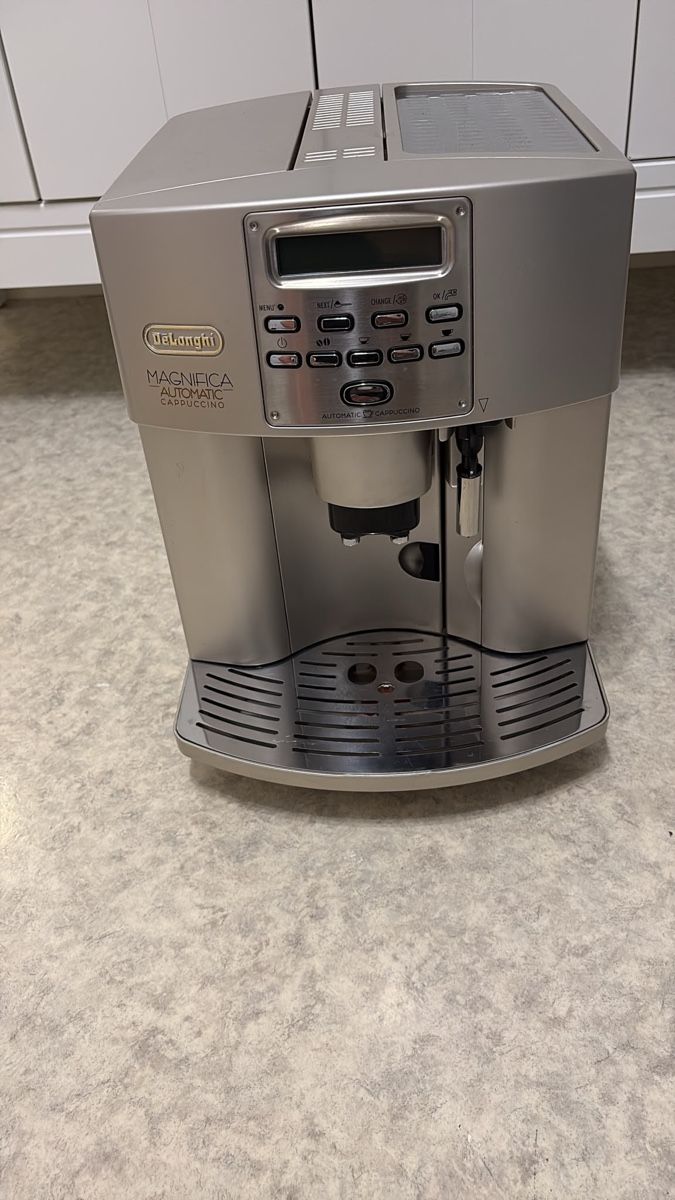 De'Longhi Macchine per caffè & Macchine per espresso: Kaffeevollautomat DeLonghi Magnifica  – Usato da Basel venduto da caj_l6qk