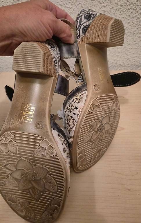 Chaussures femmes: Chaussures à talons à fleurs – D'occasion à Muraz (Collombey) par Kiriwi 2