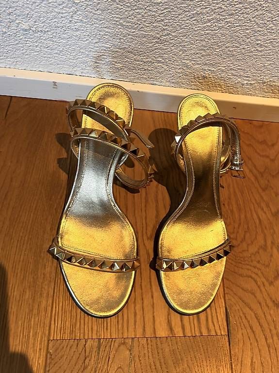 Scarpe da donna: Valentino Garavani Rockstud Sandaletten – Usato da Adligenswil venduto da TST04 1